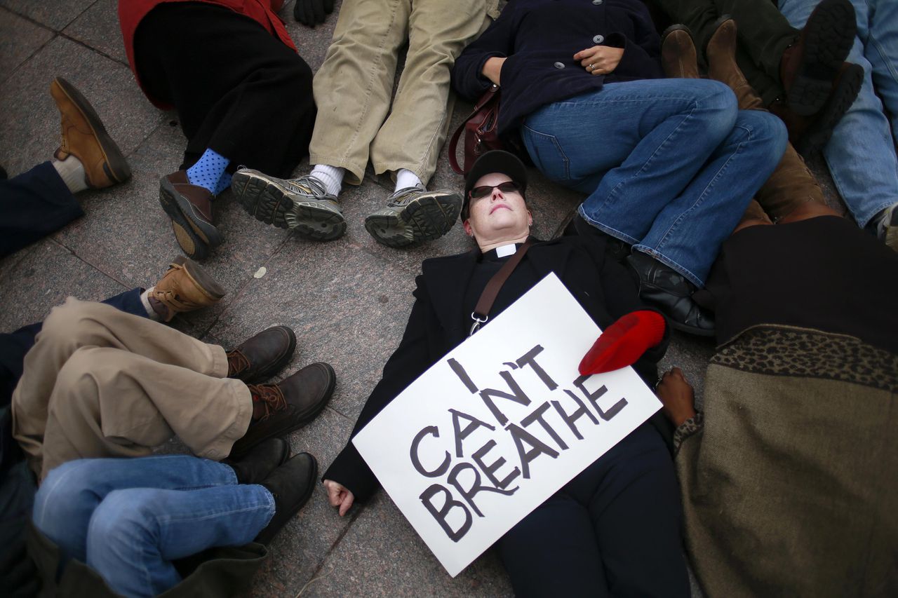 Demonstranten op straat vragen aandacht voor Eric Garner, die stierf door een wurggreep van een blanke politieagent.