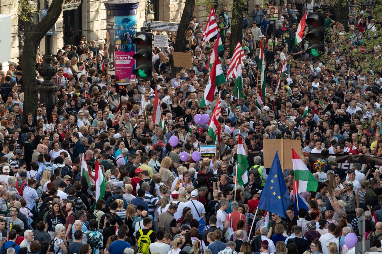 Tienduizenden Hongaren bij protesten tegen de herverkiezingen van president Victor Orban.