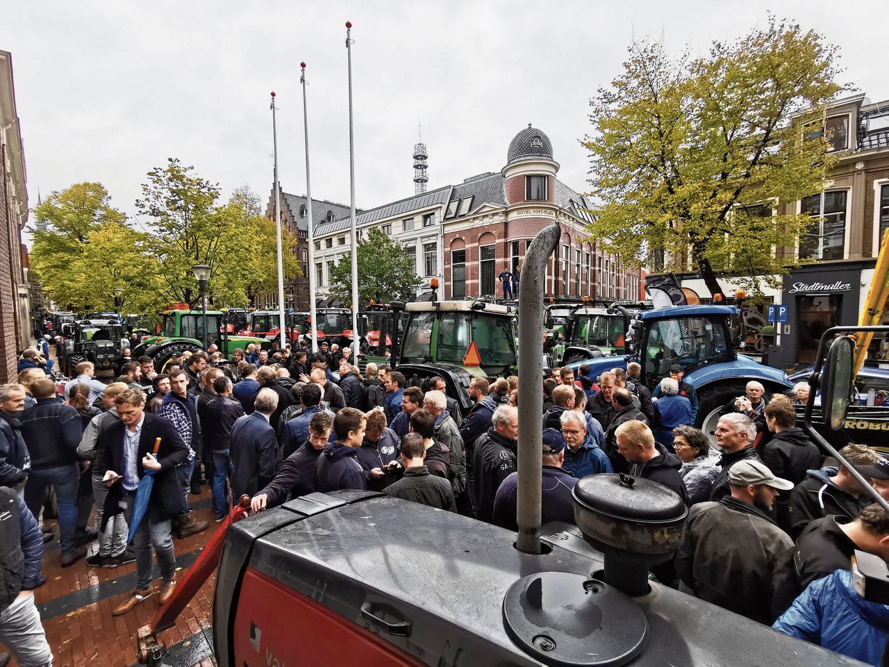 1899-12-30 00:00:00 LEEUWARDEN - Boeren hebben zich verzameld in het centrum van Leeuwarden om te protesteren. Met trekkers is de ingang van het Provinciehuis geblokkeerd. ANP JARING RISPENS