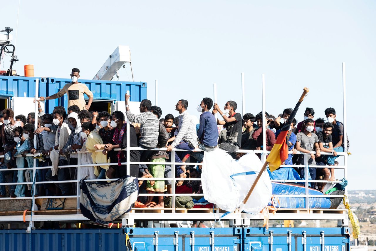 Een schip met migranten arriveert in Pozzallo, Italië.