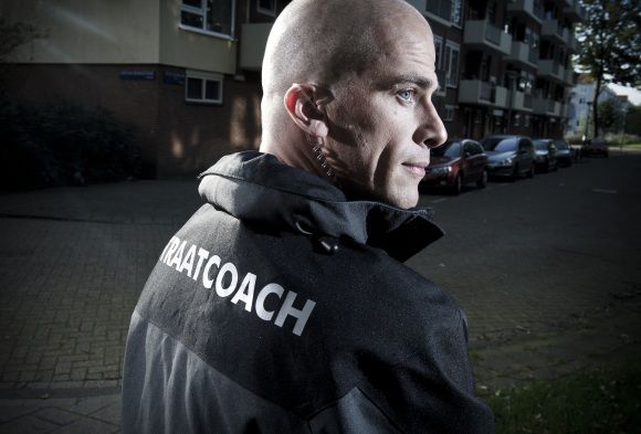 Nederland, Amsterdam, 15-09-2011 Tweede kamerlid bvoor de PvdA Diederik Samsom in zijn straatcoach uniform in Amsterdam Slotervaart waar hij werkt als straatcoach. foto: Bram Budel