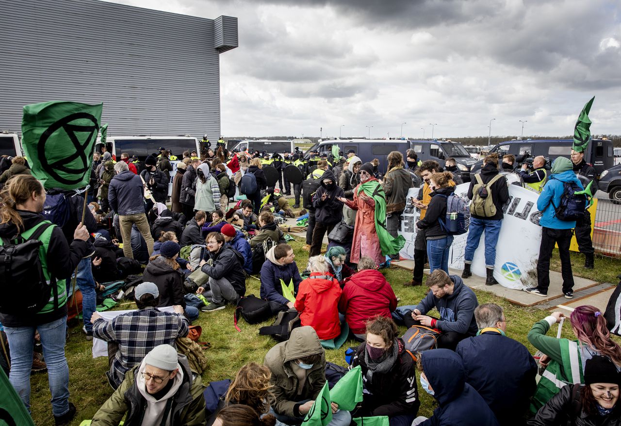 Ruim honderd klimaatactivisten gearresteerd bij actie op Eindhoven Airport 