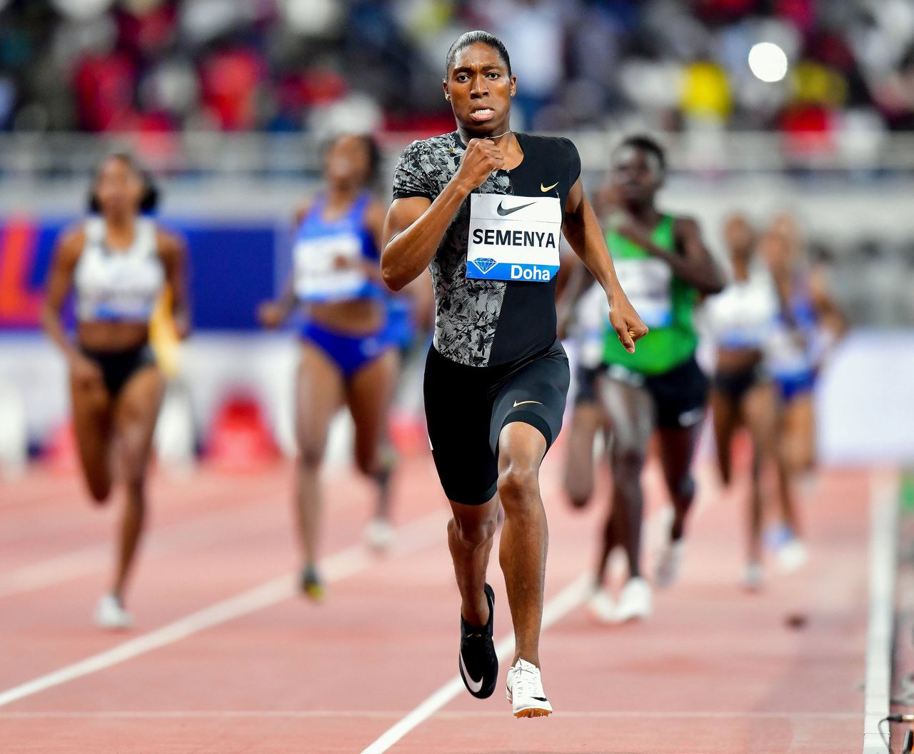 Caster Semenya loopt de 800 meter in Doha, Qatar, op 3 mei 2019.