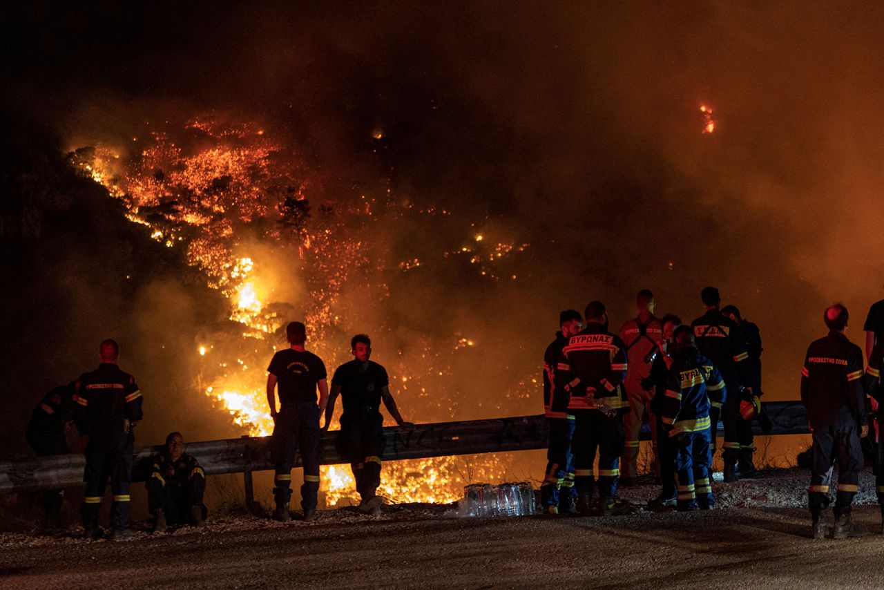 Honderden brandweerlieden blussen hevige natuurbranden verspreid door Griekenland 