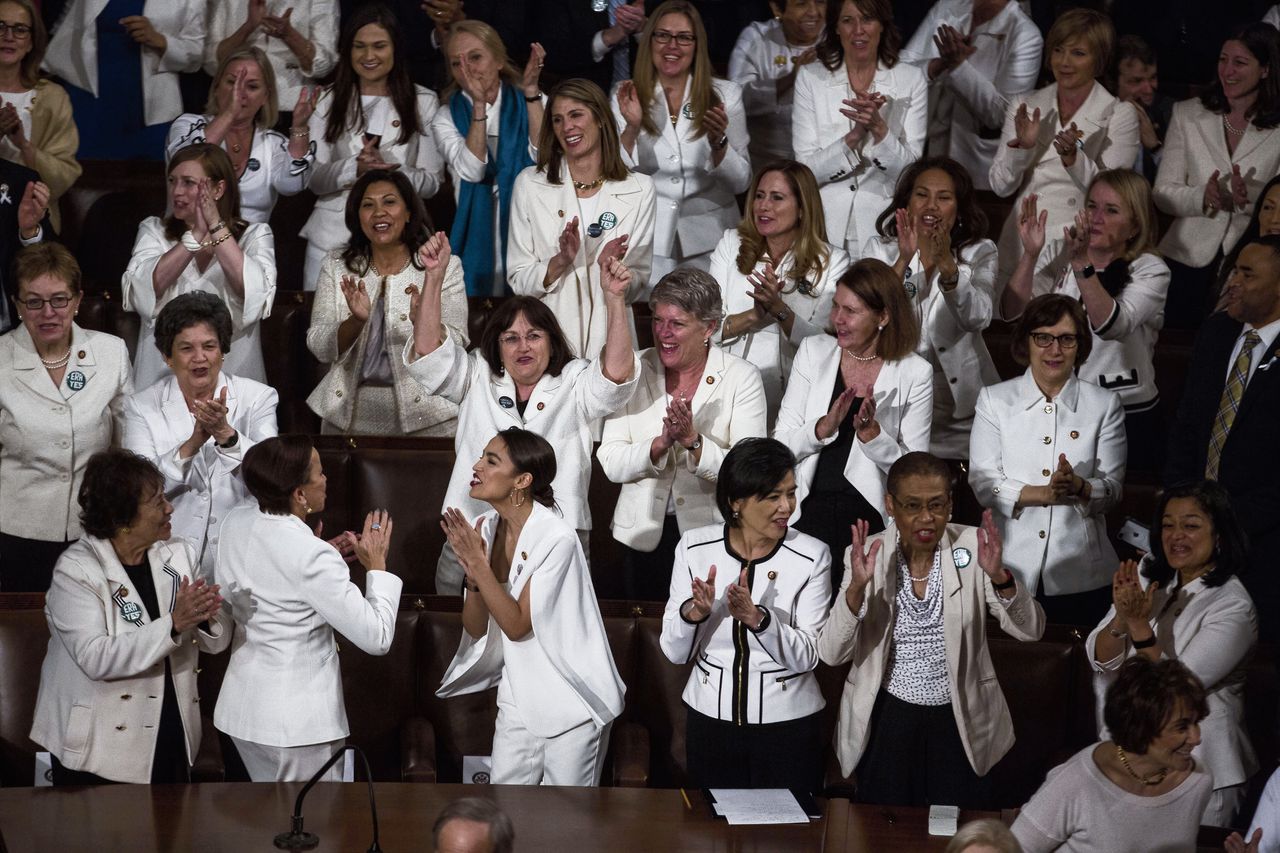 Vrouwelijke Congresleden applaudisseren tijdens de State of the Union toespraak van president Donald Trump.
