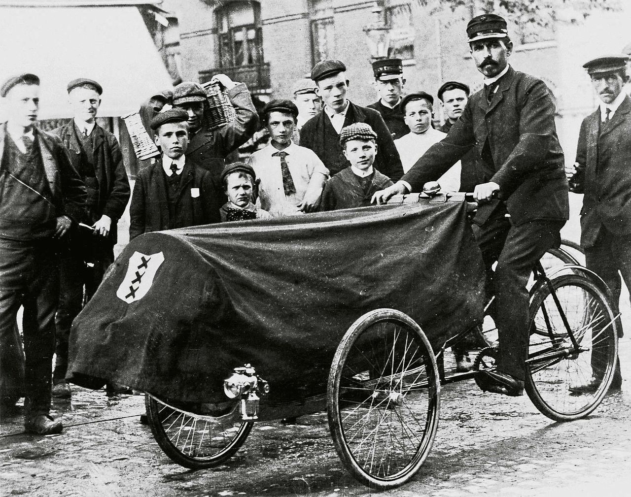 Slachtoffers van de Spaanse griep werden in Amsterdam per fietsbrancard afgevoerd.