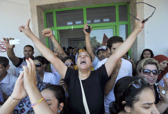 Advocate Leila Ben Debba (midden) reageert buiten een ziekenhuis na de moord op oppositieleider Mohammed Brahmi.