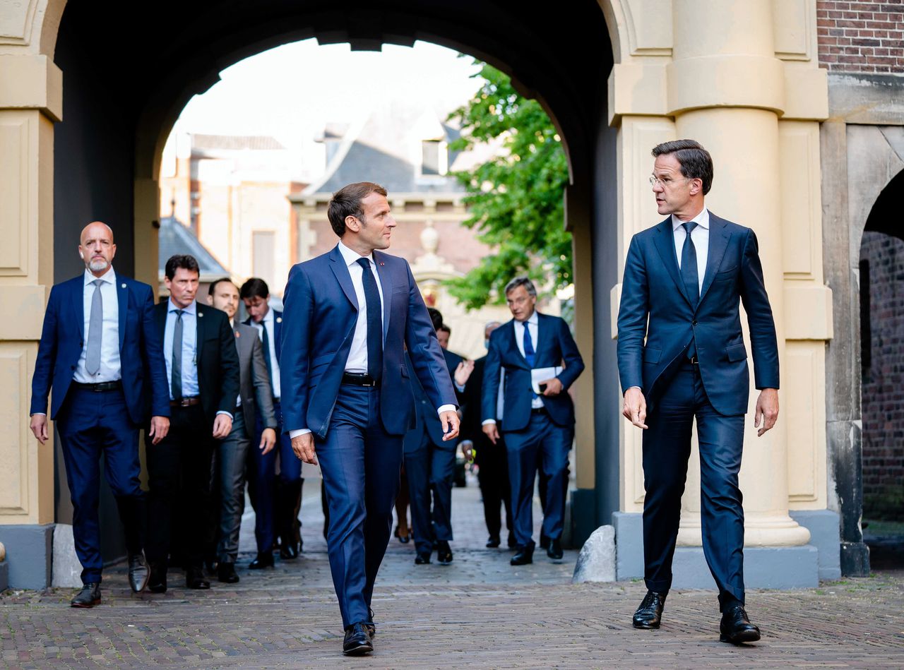 De Franse president Macron (l) arriveert dinsdag op het Binnenhof.