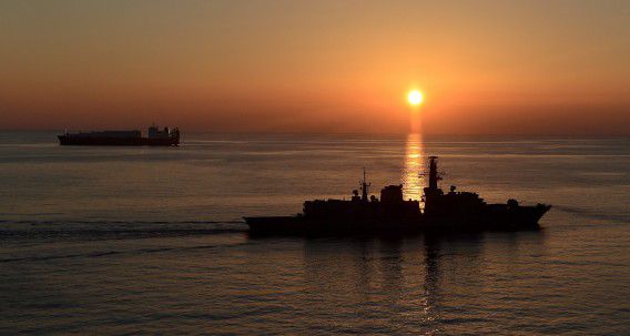 Een Brits marineschip begeleidt een Noors transportschip met een chemische lading uit Syrië.