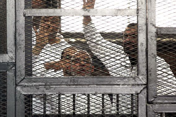 Leider van de Moslimbroederschap Mohammed Badie en Salah Soltan, vooraanstaand lid, tijdens een bijeenkomst in de rechtbank in Kairo op 1 april.