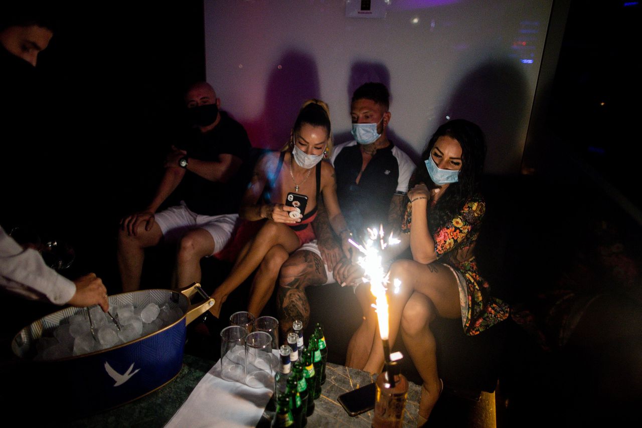 Madrilenen dragen een mondkapje in een nachtclub in juli.