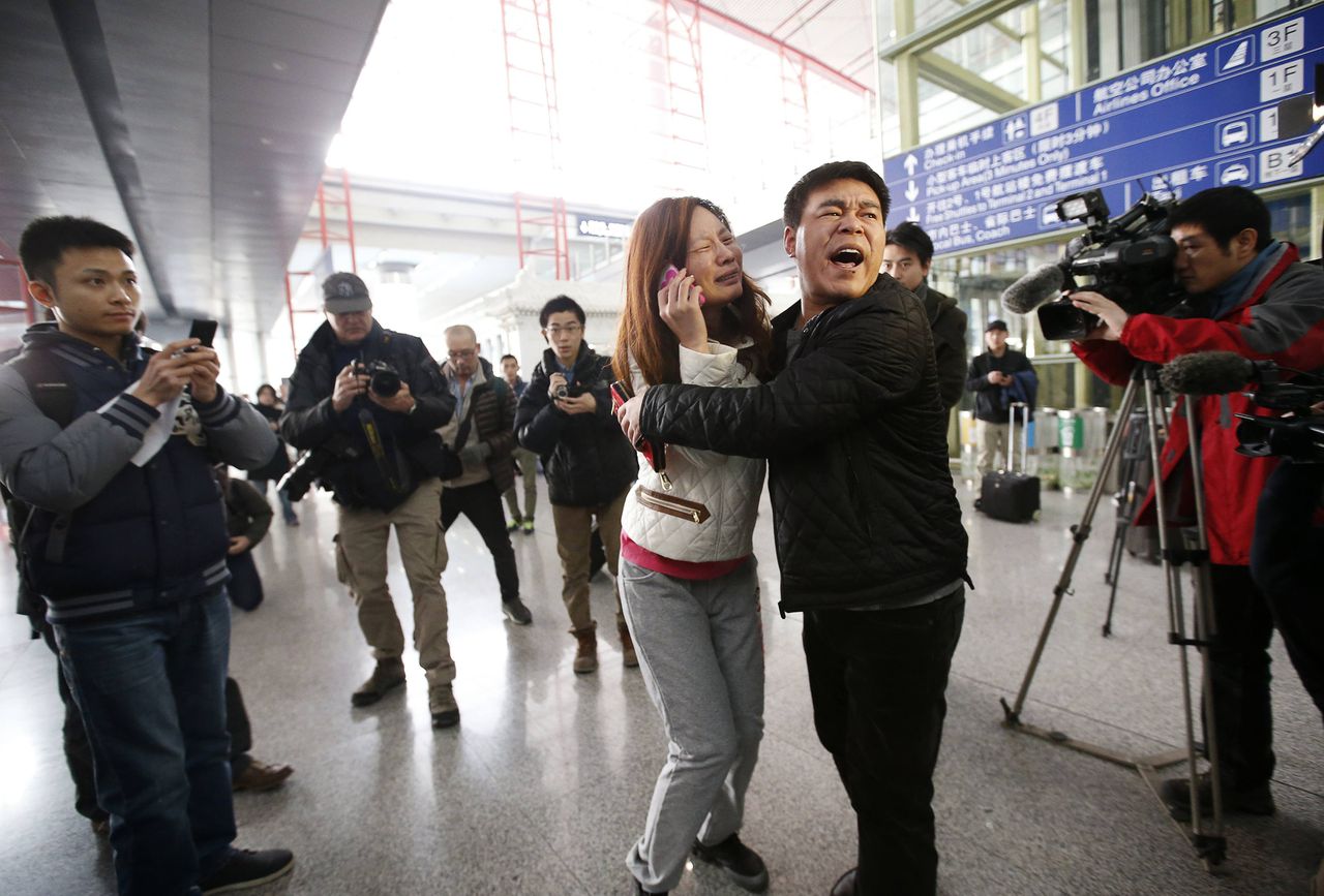 Een familielid van een van de passagiers van vlucht MH370 op de luchthaven van Beijing.