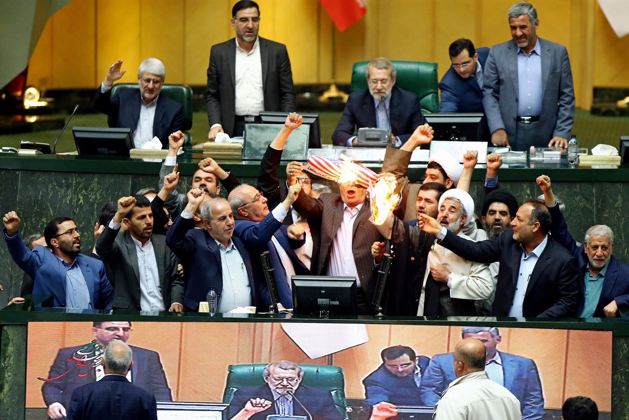 Iraanse parlementariërs verbranden een papieren Amerikaanse vlag nadat president Trump aankondigde zich terug te trekken uit het nucleaire akkoord met Iran.
