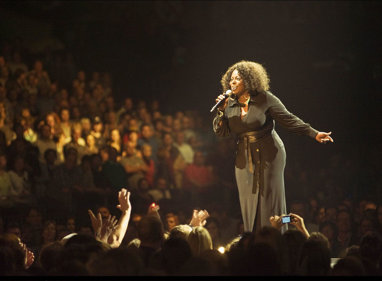 American singer Angie Stone (63) died in traffic accident