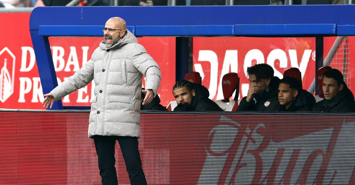 Voor PSV-trainer Peter Bosz was 2025 het jaar waarin hij de storm doorstond en zijn ploeg opnieuw uitvond