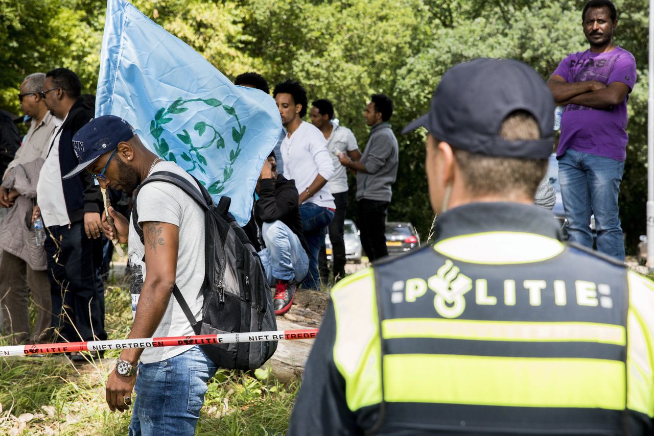 Politie bij een demonstratie van de Eritrese oppositie in Rijswijk in 2019.