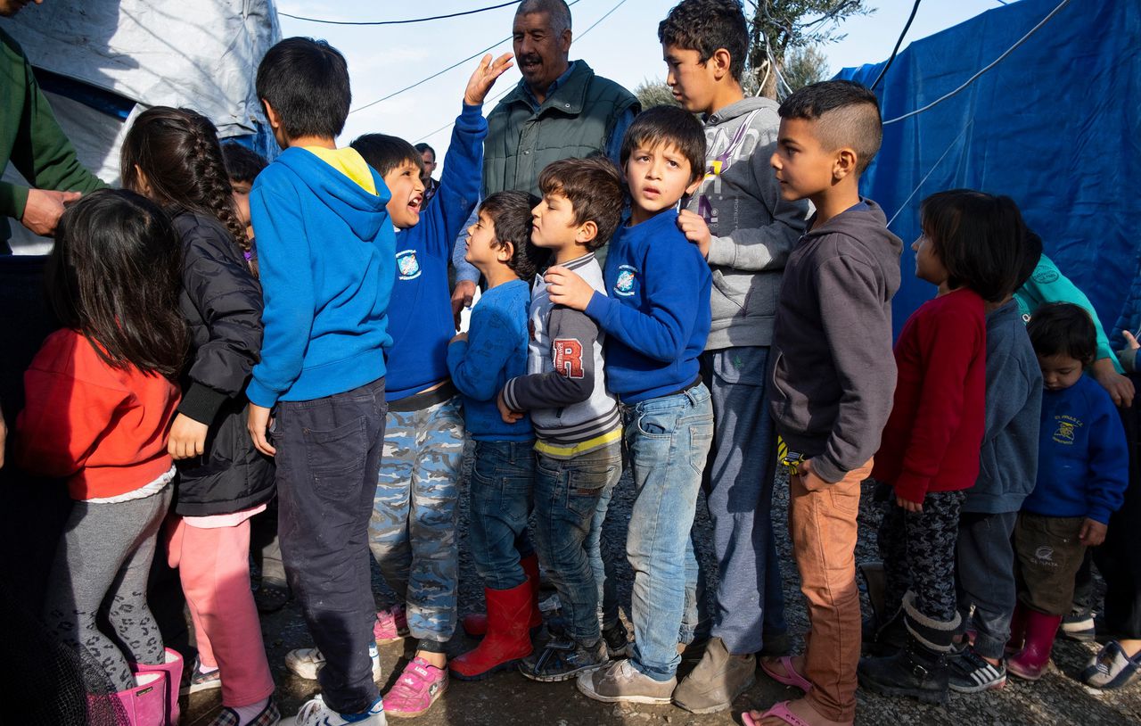 Kinderen in de rij in het vluchtelingenkamp Moria op het Griekse eiland Lesbos.