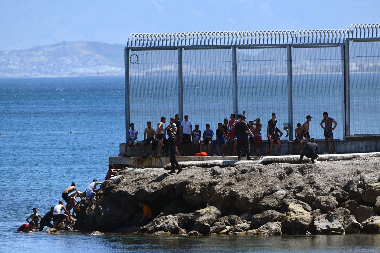 Migranten steken via zee over van Marokko naar het Spaanse gebied Ceuta, 17 mei.