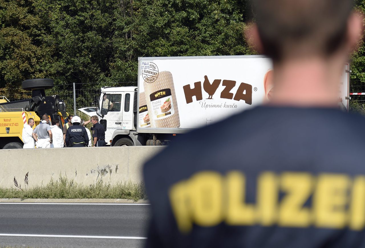 De vrachtwagen waarin de lichamen van de vluchtelingen werden gevonden, langs de snelweg A4 bij het Oostenrijkse Parndorf.