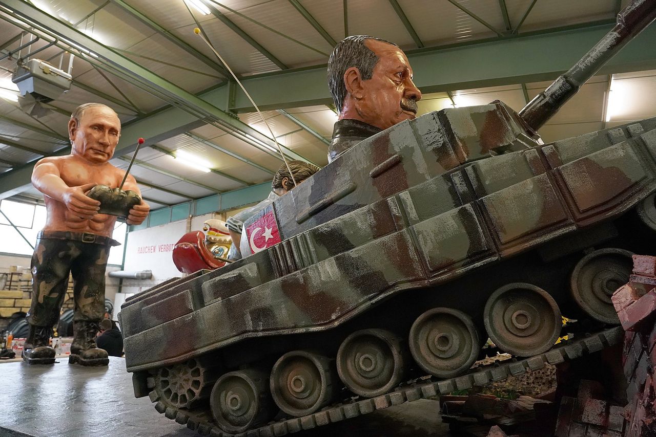 Carnavalswagen in Mainz, Duitsland: Erdogan in een tank die op afstand door Poetin wordt bestuurd.