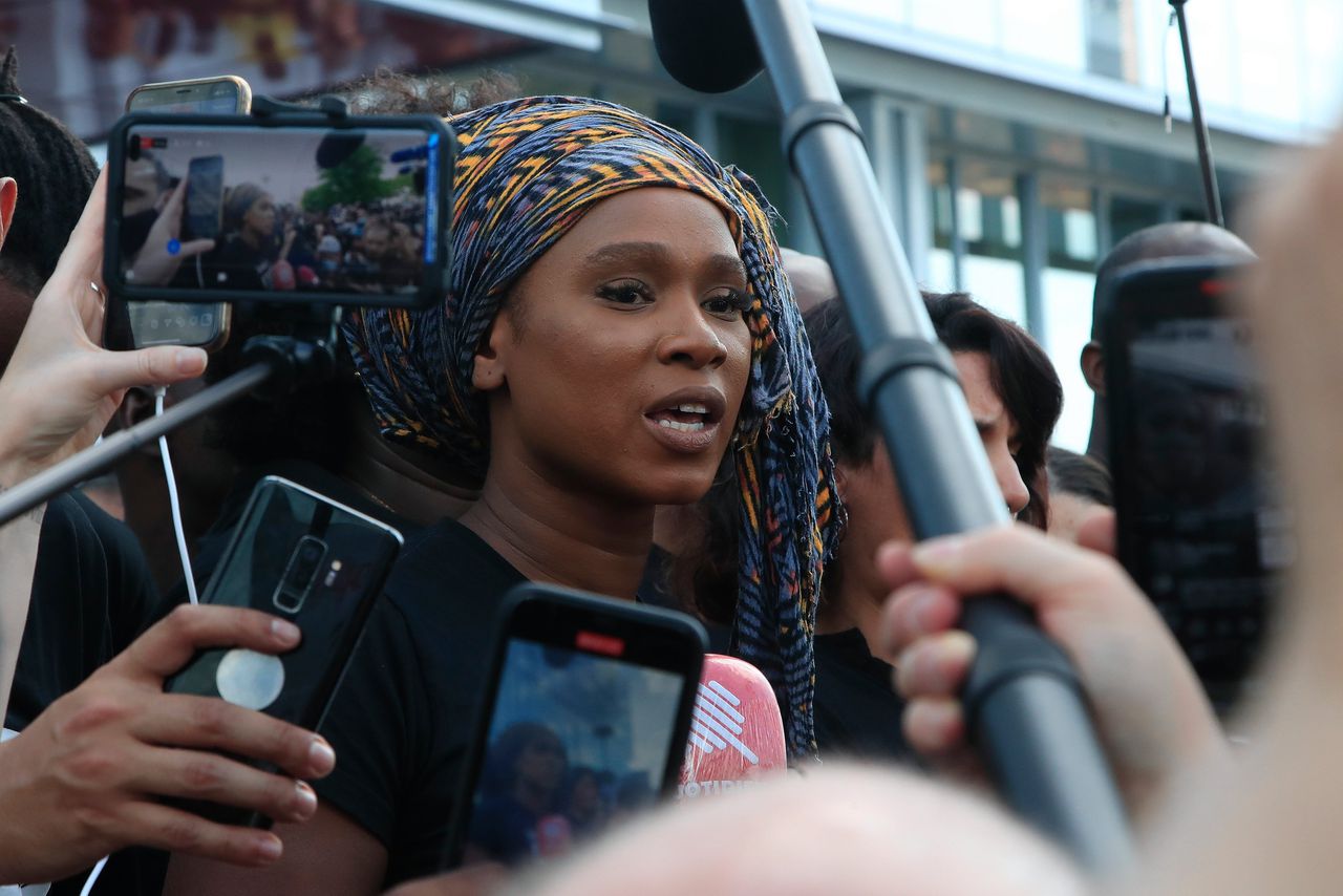 Assa Traoré, zus van Adama Traoré, beantwoordt vragen van verslaggevers buiten het Paleis van Justitie in Parijs. Familie en vrienden van Traoré, een Franse zwarte man die stierf kort nadat hij in 2016 door de politie was gearresteerd, riepen op tot een protest dat ook een eerbetoon was aan George Floyd.