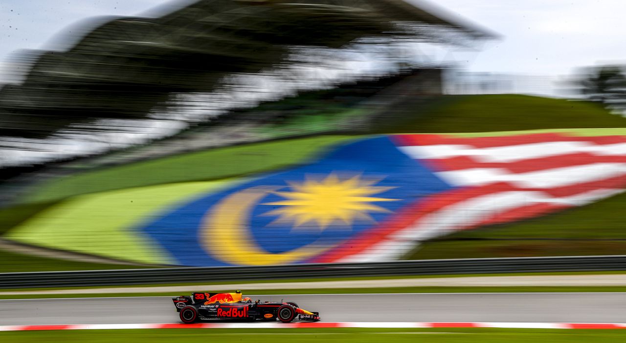 Verstappen start als derde in Maleisië, Vettel achteraan na problemen 