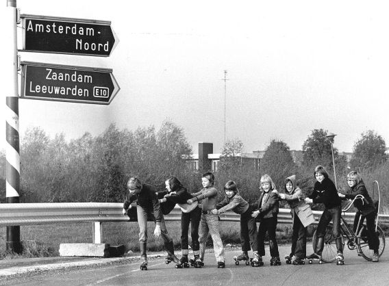 Kinderen spelen op de snelweg tijdens de autoloze zondag van 1973.