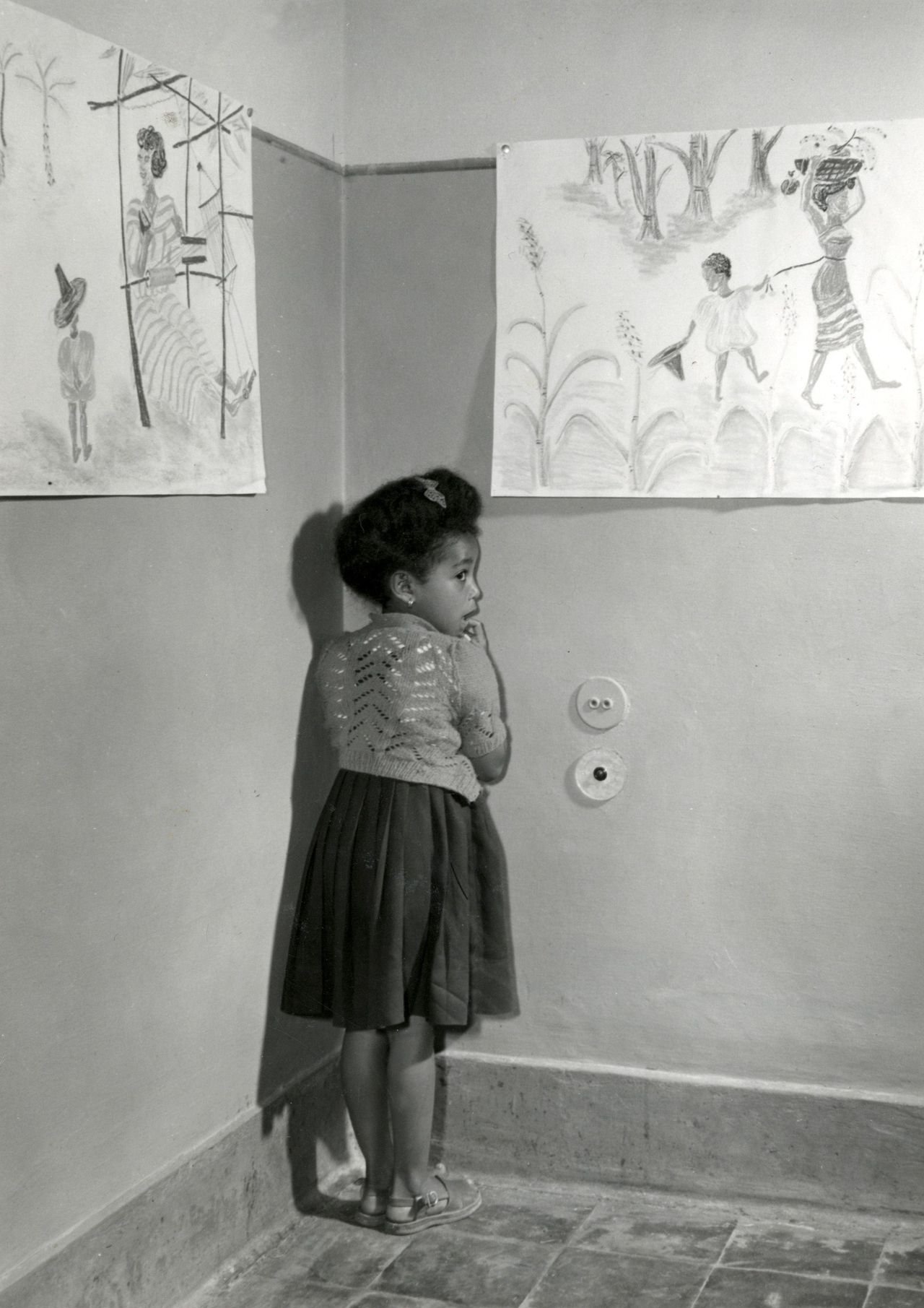 Onderwijs. Klein meisje staat voor straf in de hoek. Addis Abeba, Ethiopi렱950-1952.