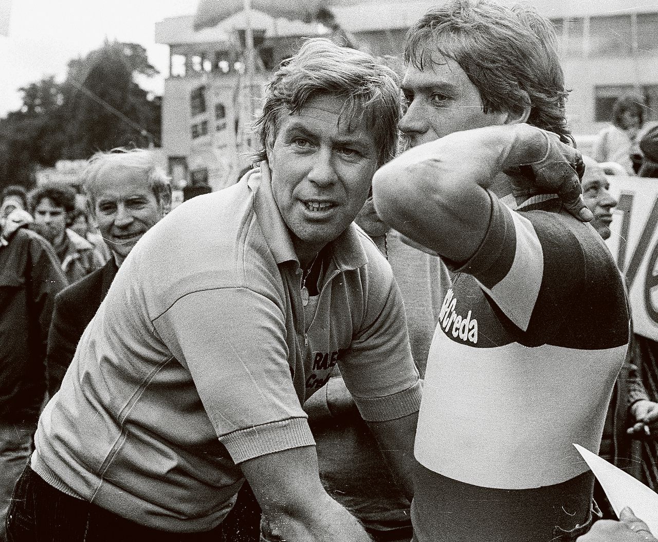 Soigneur Ruud Bakker (links) helpt Johan van der Velde in de Tour van 1980.