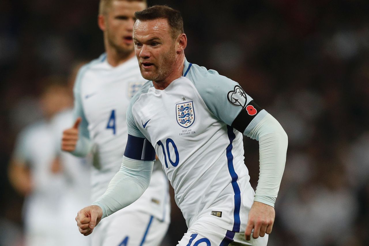 De Engelse voetballer Wayne Rooney droeg op 11 november de rouwband met de zogenoemde 'poppy' tijdens een WK-kwalificatiewedstrijd tegen Schotland.