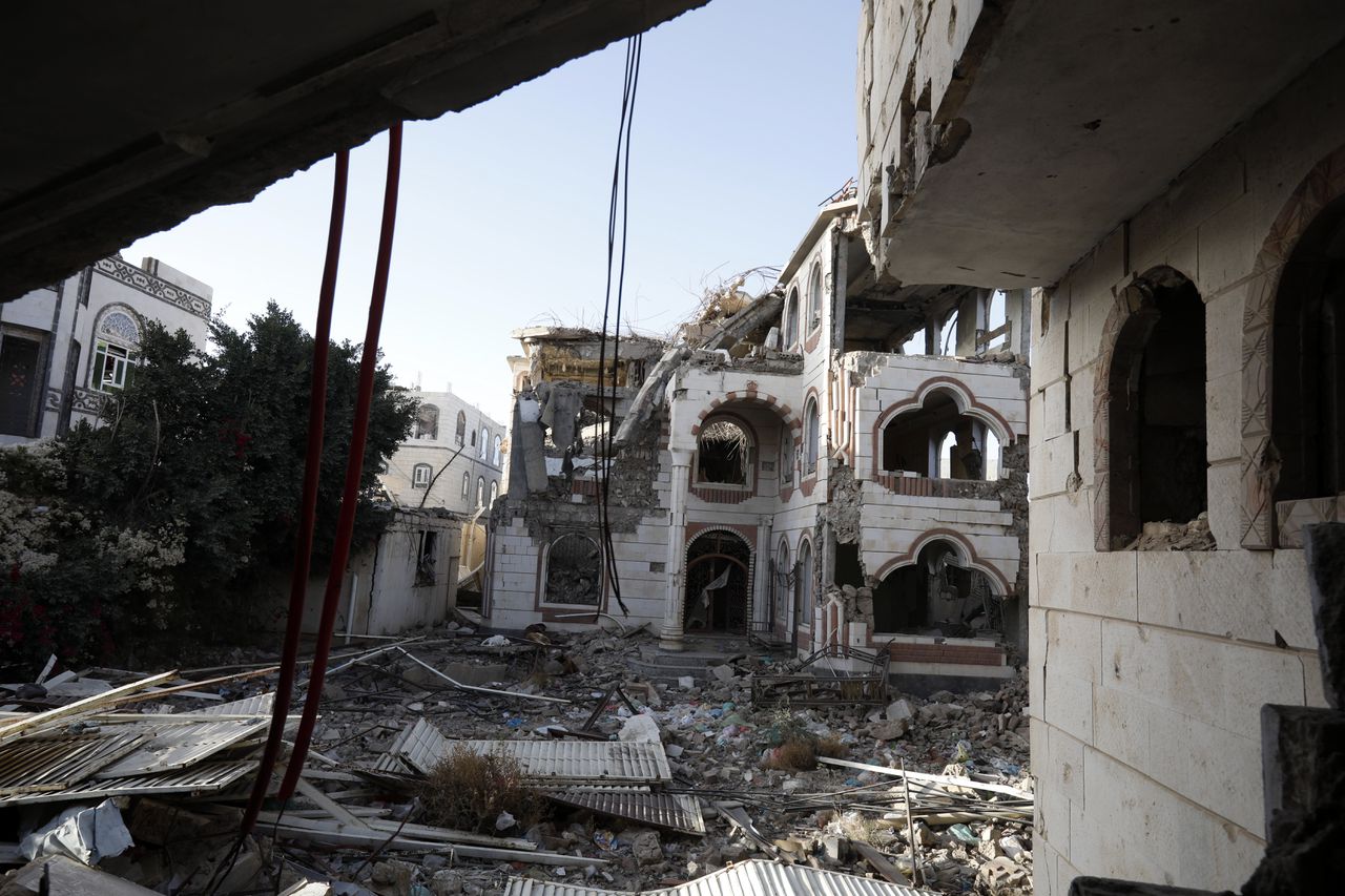 Een gebouw dat in puin is gelegd door een bombardement van de Saoedische coalitie in de Jemenitische hoofdstad Sanaa.