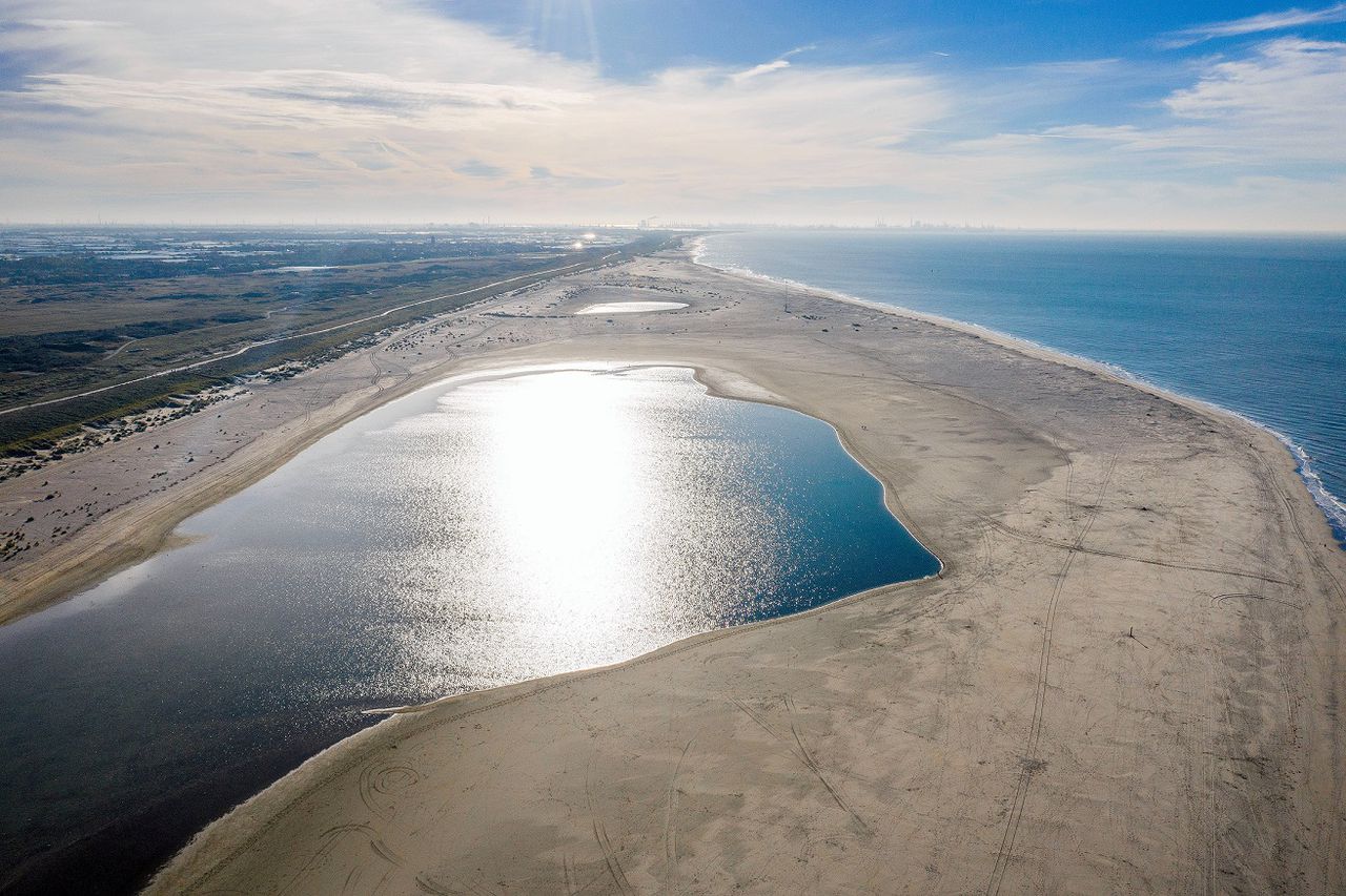 De ‘zandmotor’ voor de kust van den Haag in 2018, waar nu regelmatig zand wordt opgespoten