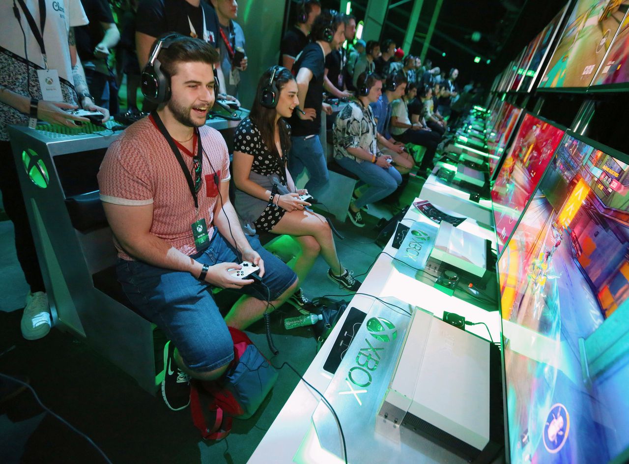 Gamers in de weer met het spel Bleeding Edge tijdens de Xbox E3 2019 Showcase.