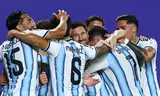 Lionel Messi (midden) viert het tweede doelpunt tegen Algerije met zijn teamgenoten.