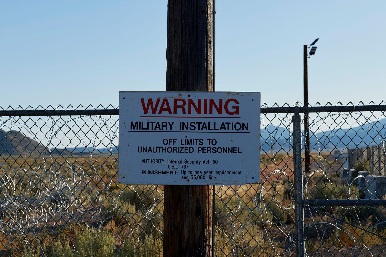 Een bord buiten het militaire oefeningsterrein Area 51 in de Amerikaanse staat Nevada. Het verboden gebied speelt een hoofdrol in allerlei theorieën over buitenaards leven.