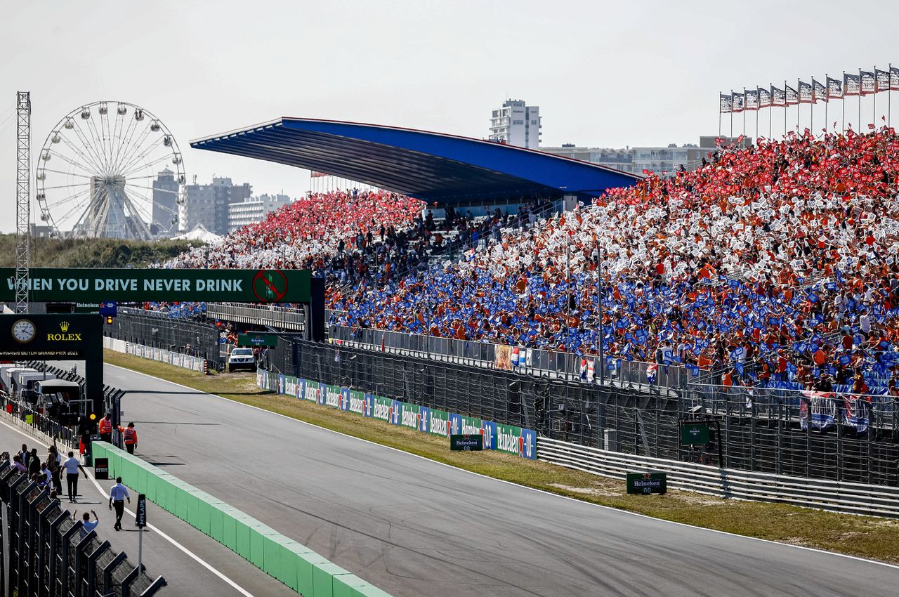 Publiek op de tribunes voorafgaand aan de Dutch Grand Prix op het circuit van Zandvoort.
