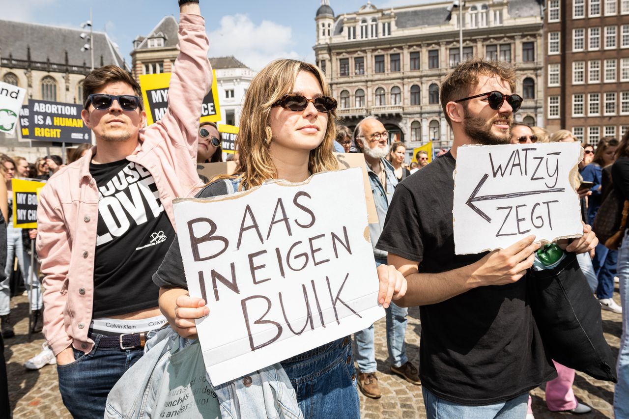 Solidariteitsdemonstratie Baas in Eigen Buik. Mensen demonstreren op de Dam in Amsterdam voor het recht op abortus.