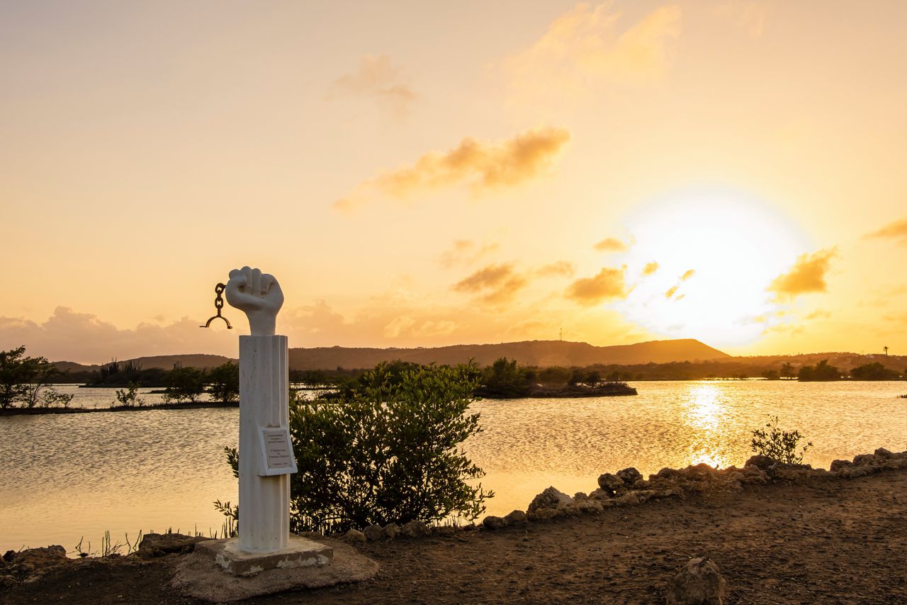 Monument ter ere van de slavenopstand in 1795 in het noorden van Curaçao. Het beeld is ontworpen door kunstenaar Yubi Kirindongo.