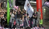 De ’16-min-boot’ die in 2007 voor het eerst meevoer op de Pride met jongeren onder de 16 jaar, links met zijn hand omhoog Danny Hoekzema. 