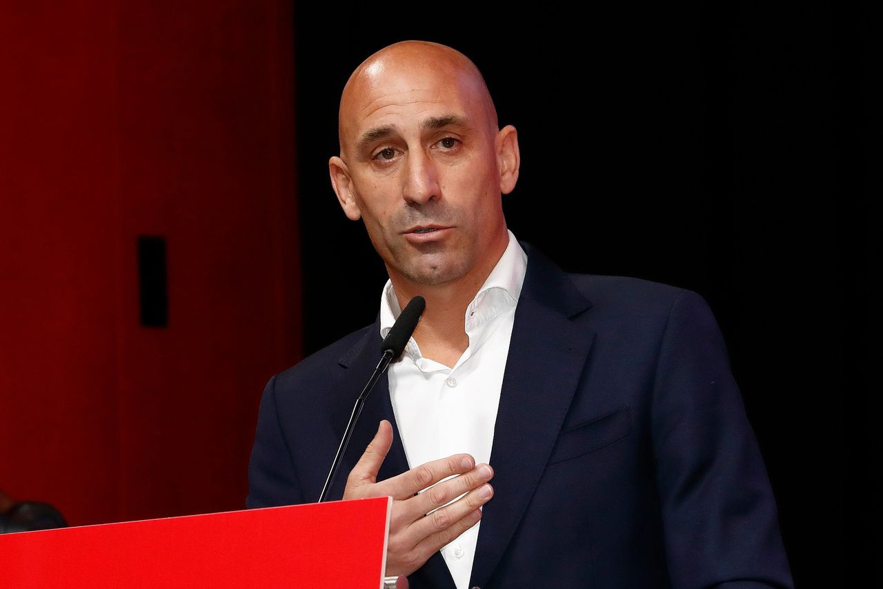 Spaanse voetbalbondvoorzitter Luis Rubiales treedt toch af na omstreden kus 