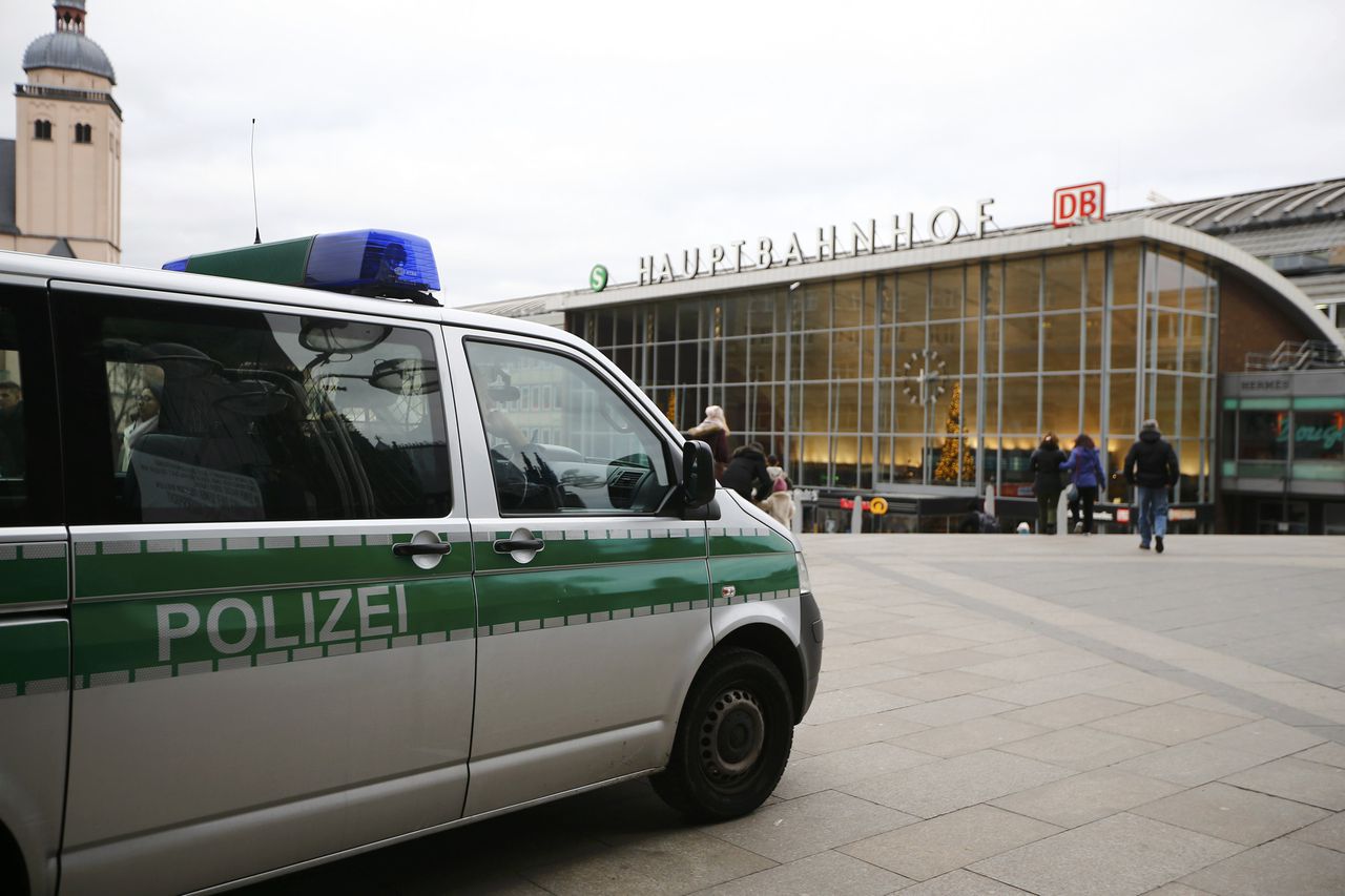 De politie patrouilleert bij het Centraal Station van Keulen.