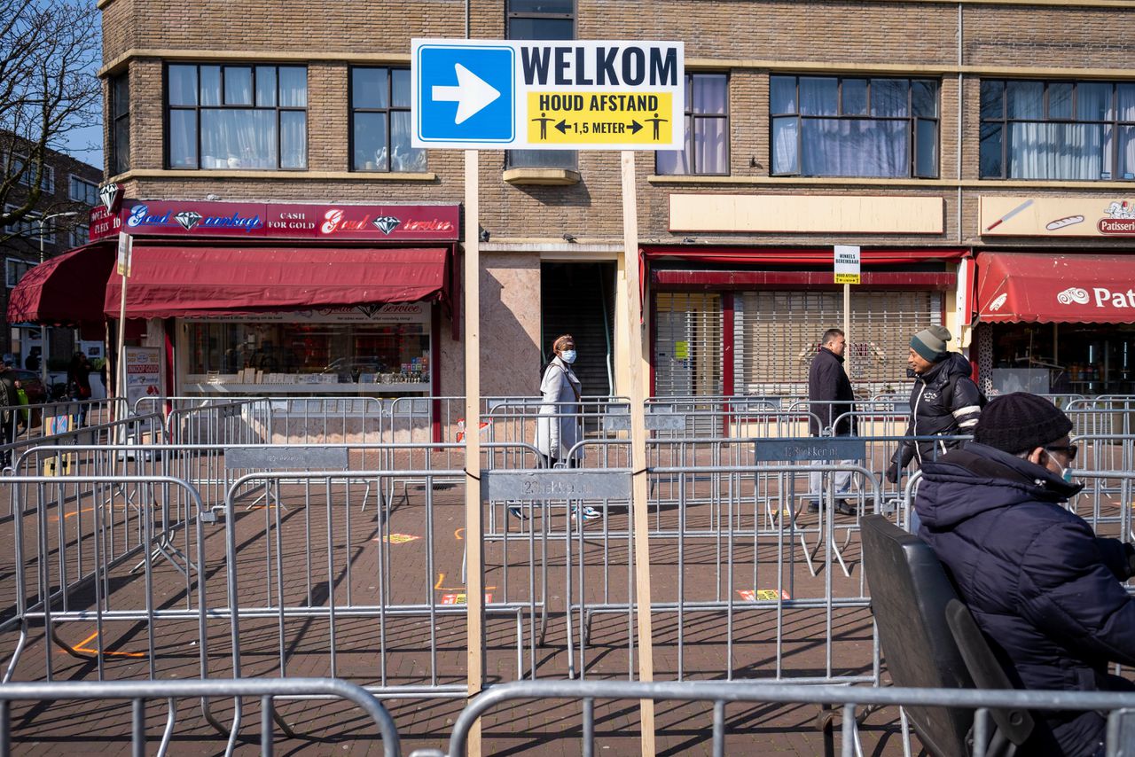 Op de Haagse Markt zijn nog maar 50 van de 350 stallen open. Wie de markt op wil, moet door een hekkencircuit slalommen.