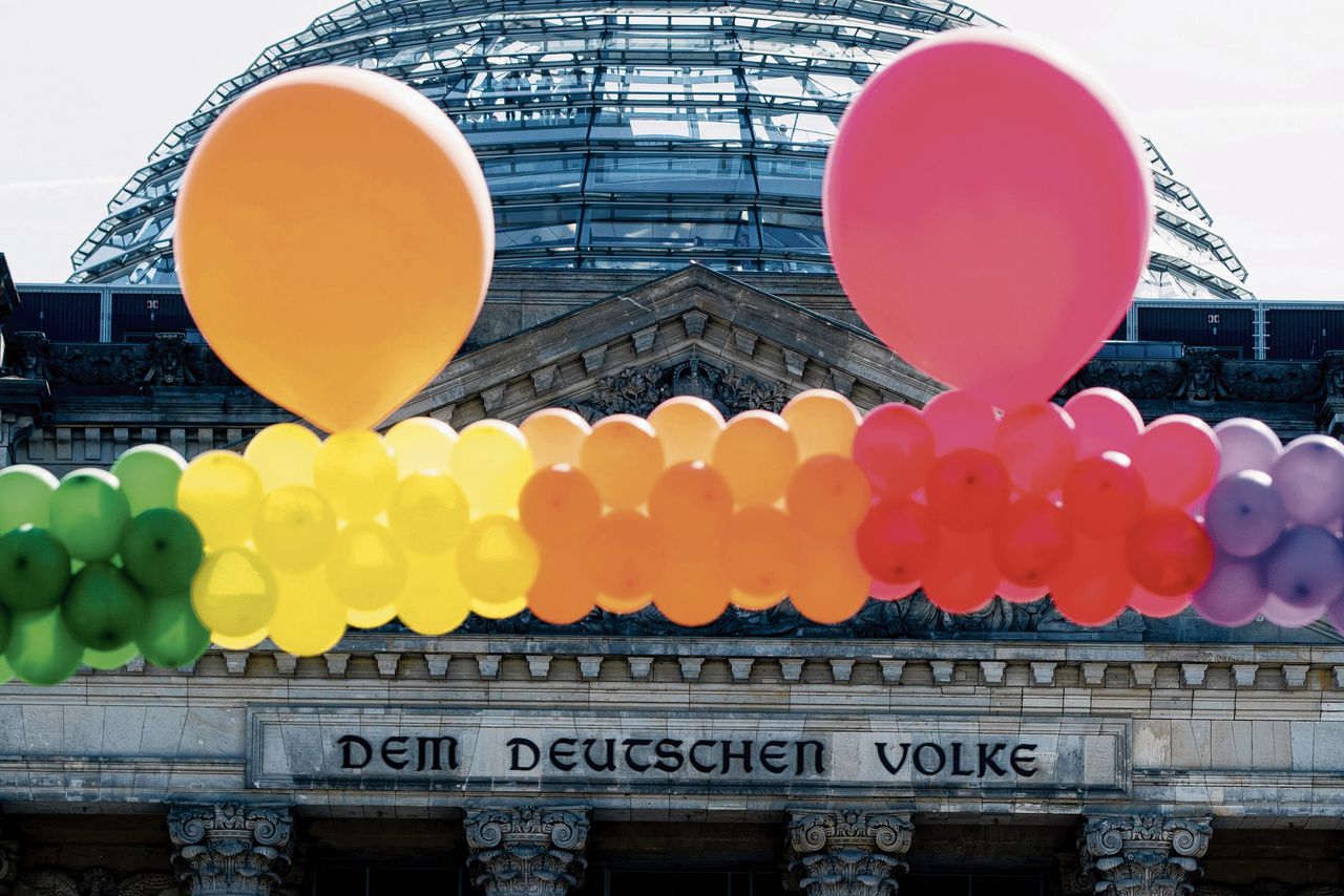 De Reichstag in regenboogkleuren, vorig jaar juni naar aanleiding van het bloedbad in een homobar in Orlando, Florida.