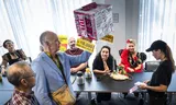 Burgemeester Halsema met een delegatie van bedrijven, organisaties en verenigingen die tegen de plannen voor een erotisch centrum zijn. Theodoor van Boven (links) biedt een verzameling handtekeningen aan.  