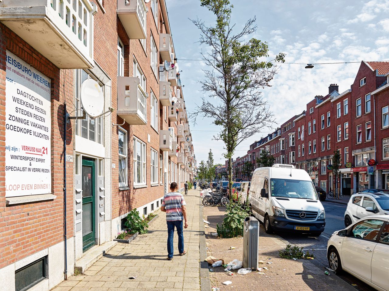 De Grote Visserijstraat in de Rotterdamse wijk Bospolder-Tussendijken. In de toekomstige herinrichting moet plek zijn voor het warmtenet én volle bomen.