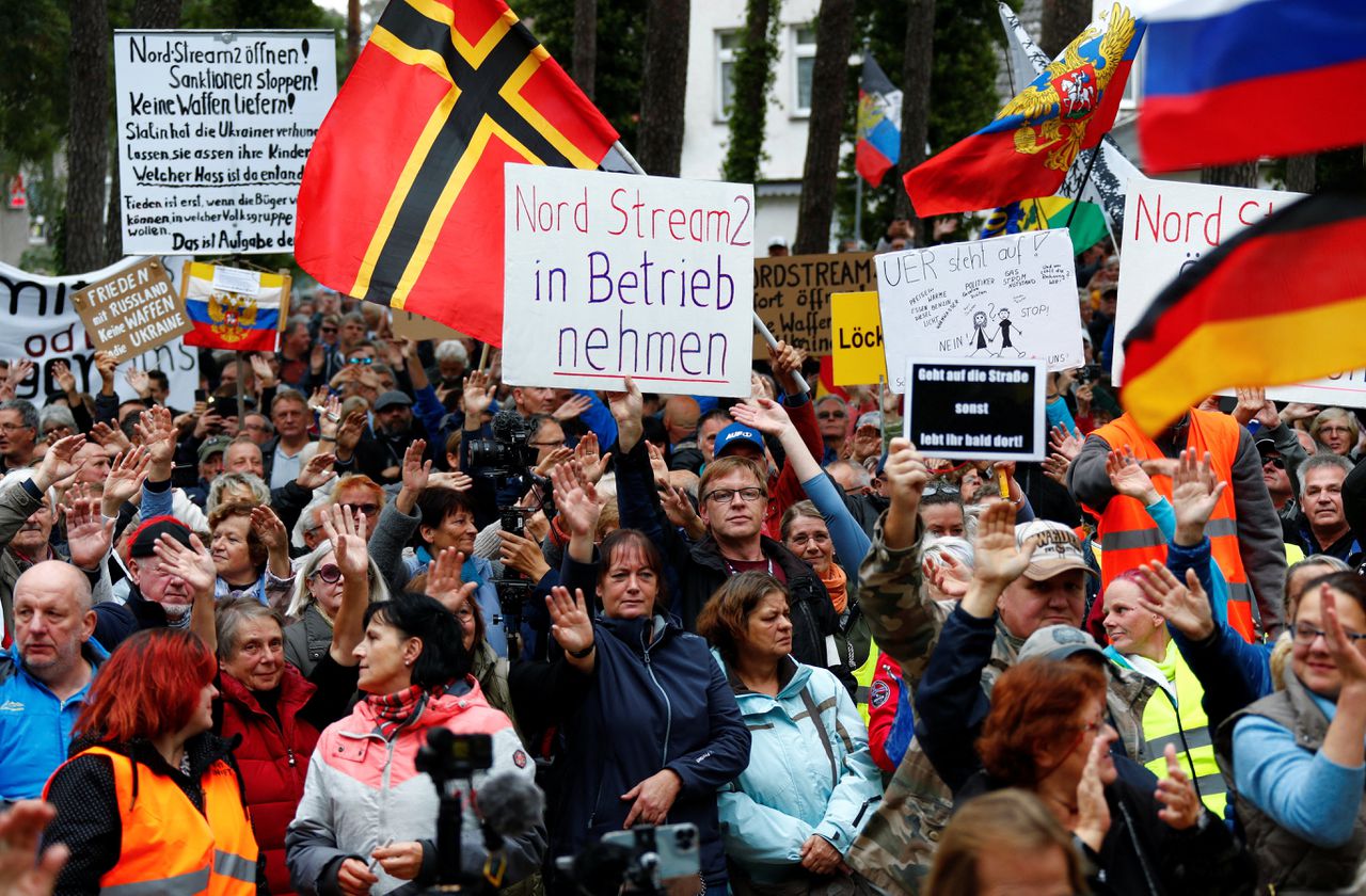 Demonstratie tegen de hoge energieprijzen in het Duitse Lubmin. Tienduizenden mensen gingen in Duitsland maandag de straat op.
