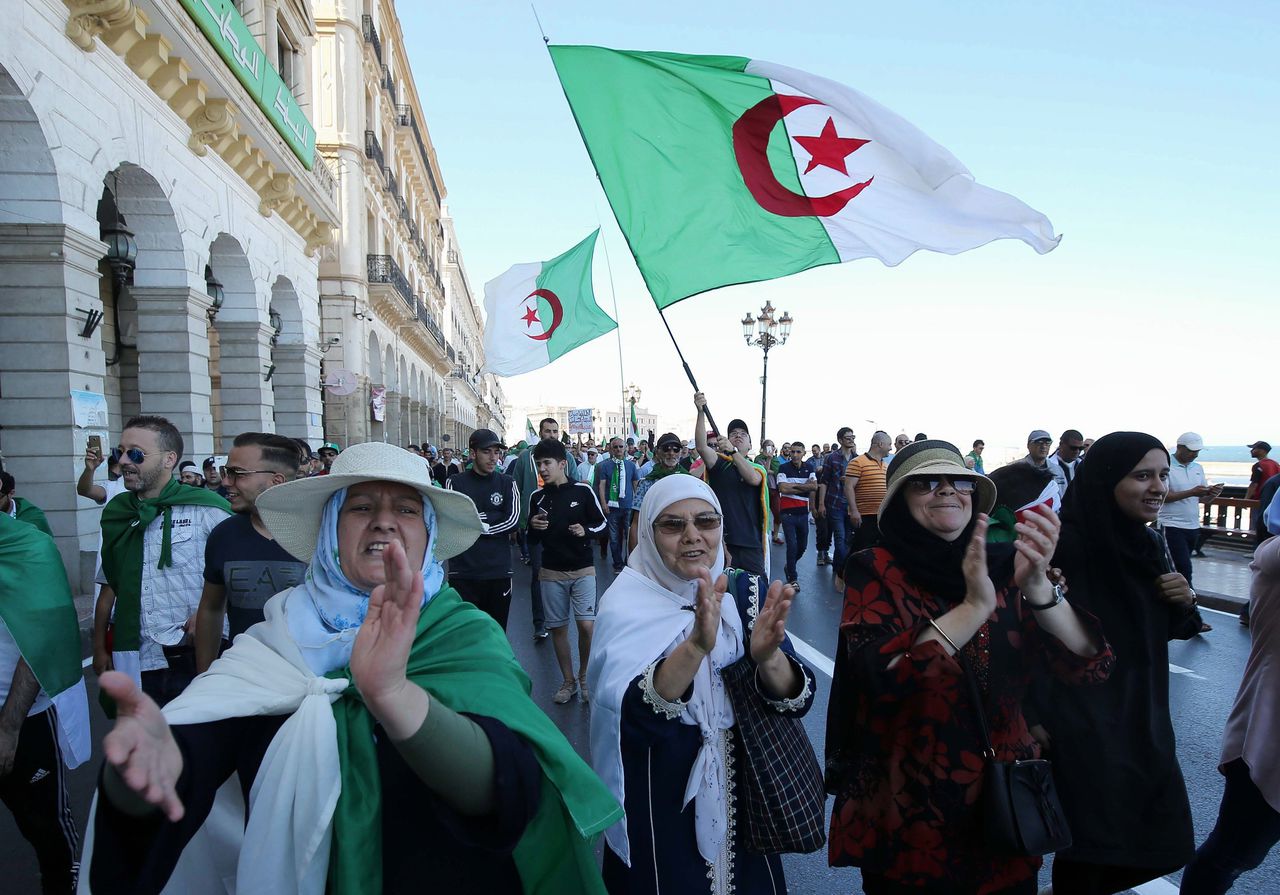 Algerijnen protesteren voor het vertrek van de politieke elite in het land.