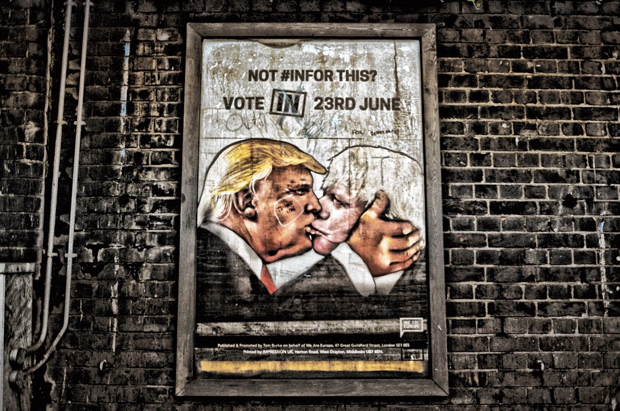 Boris Johnson en Donald Trump op een Remain-poster in Noord-Londen, kort voor het Brexit-referendum.