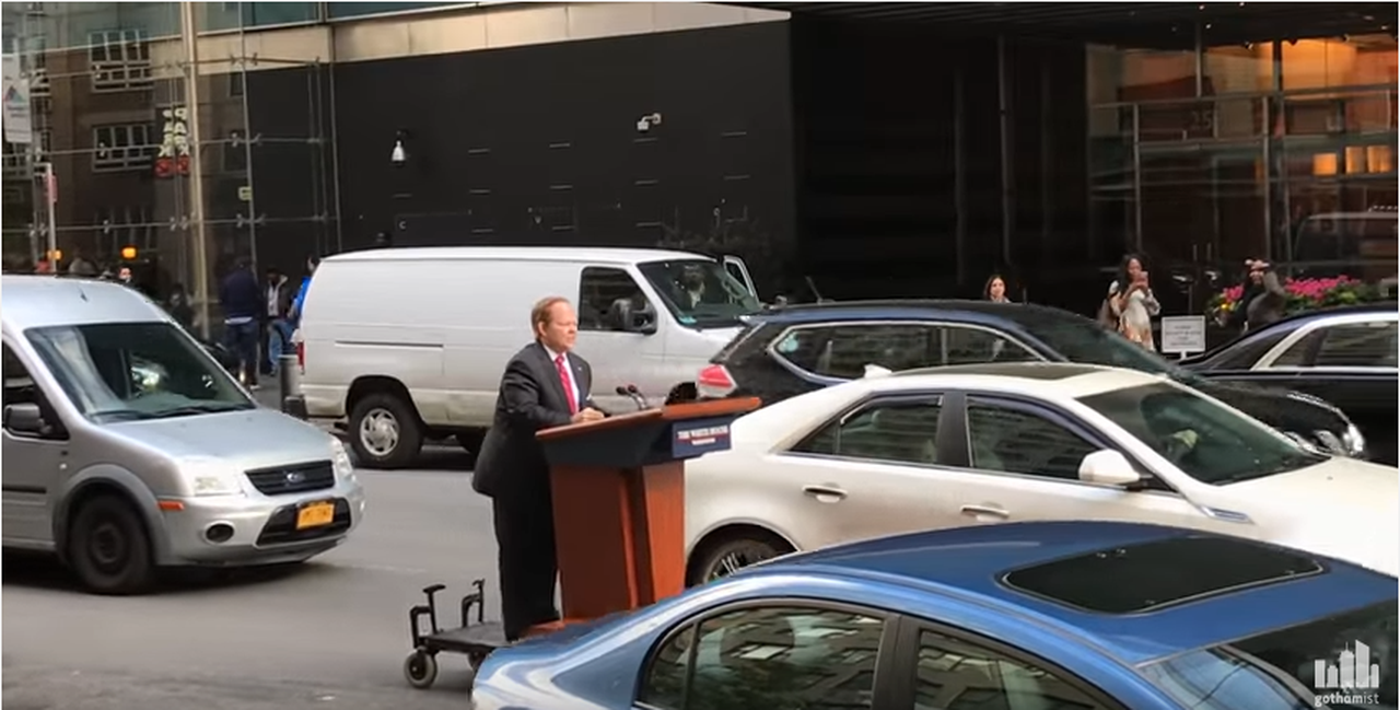 Kijken: Sean Spicer zoeft met zijn spreekgestoelte door New York 
