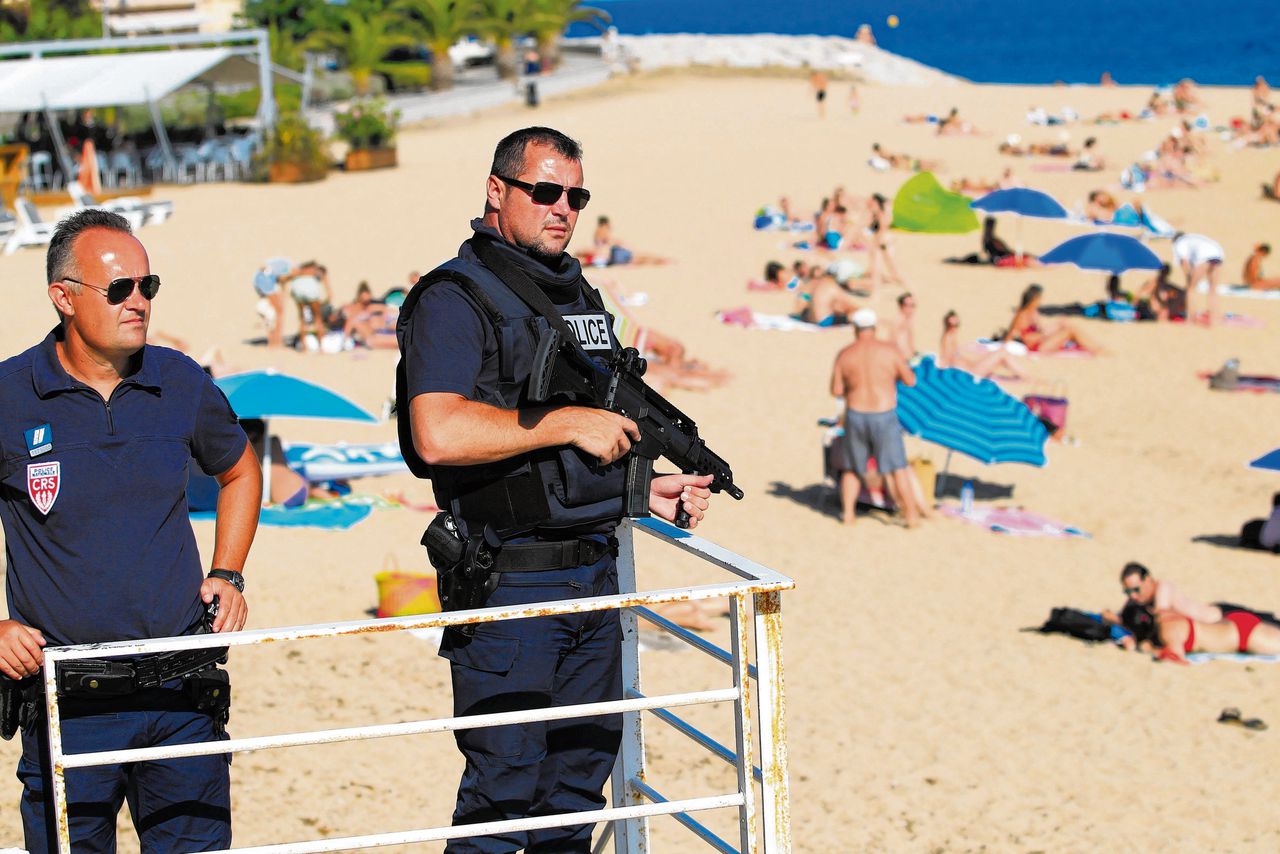 Politie-agenten houden een oogje in het zeil op het strand van Ajaccio, Corsica.